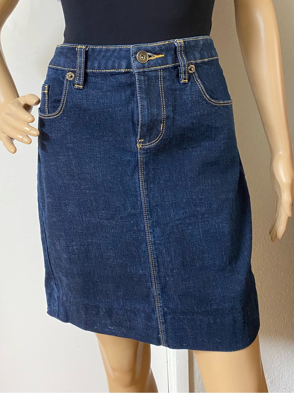 Apt 9 dark wash denim mini skirt Size 6